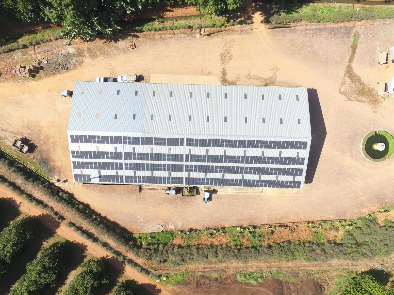 Bâtiment tertiaire équipé de panneaux solaires photovoltaïques