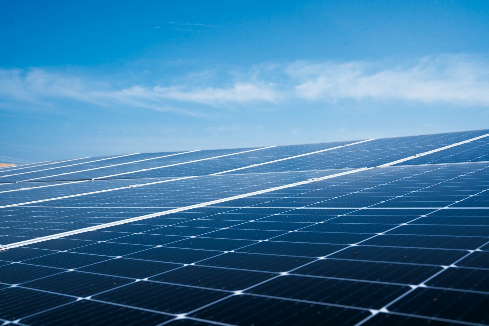 Panneaux solaires photovoltaïques sur toiture d un immeuble tertiaire – SCPI VOLT EUROPE, immobilier producteur d énergie solaire