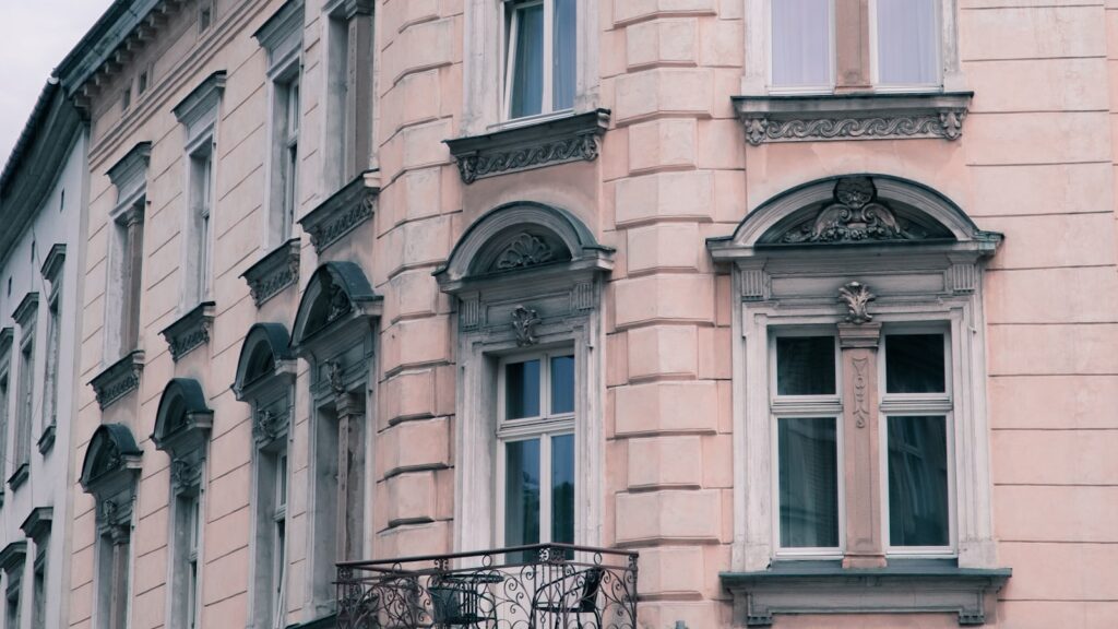 Façade d'un immeuble ancien à Cracovie, Pologne
