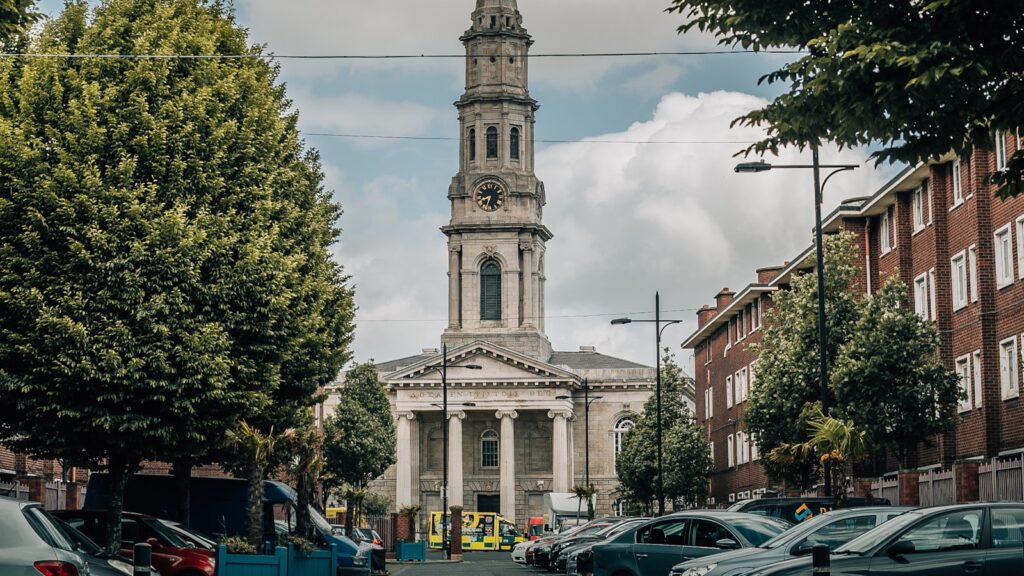 Rue du centre-ville de Dublin bordée d'immeubles