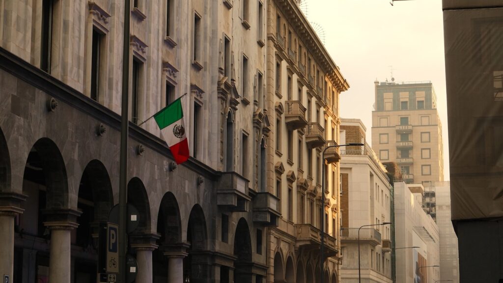 Rue commerçante italienne bordée d'immeubles à Milan