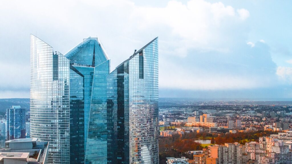 Tours de bureaux vitrées dans un quartier d'affaires français
